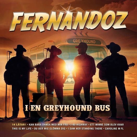 Bilde at av 4 musikere med instrumenter foran en buss