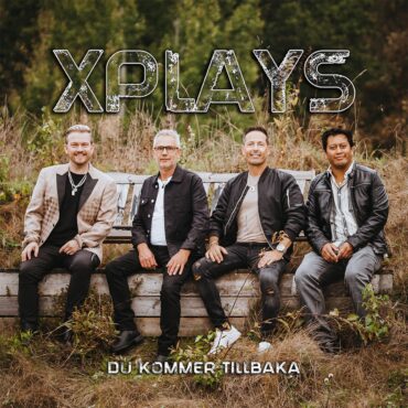 Bildet aav bandmeldemmer i Xplays i en sofa ute i skogen